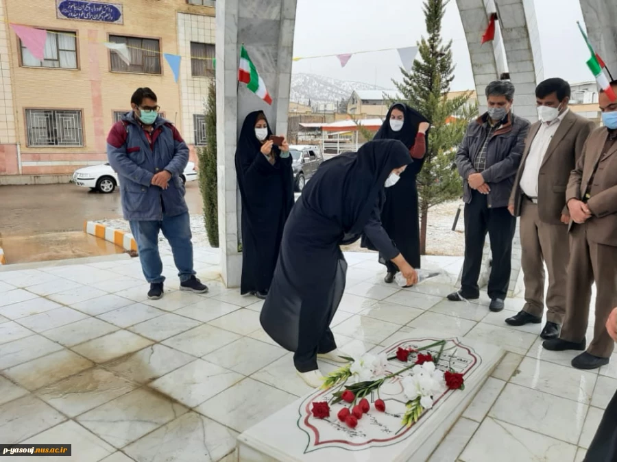 غبارروبی قبر مطهر شهید گمنام در آموزشکده فنی و حرفه ای دختران یاسوج 4